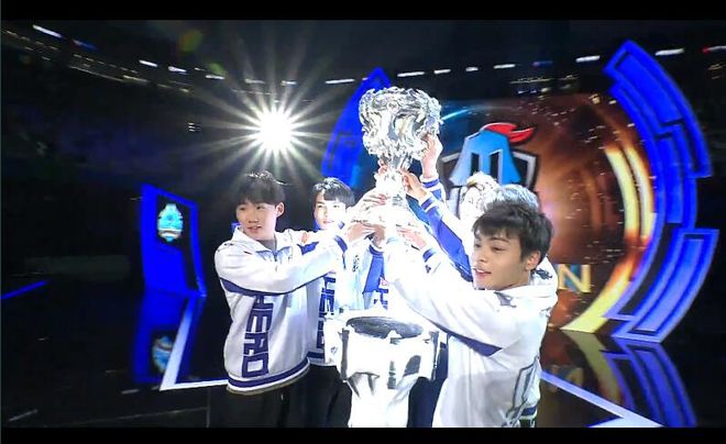 随即又以三 随即又以三